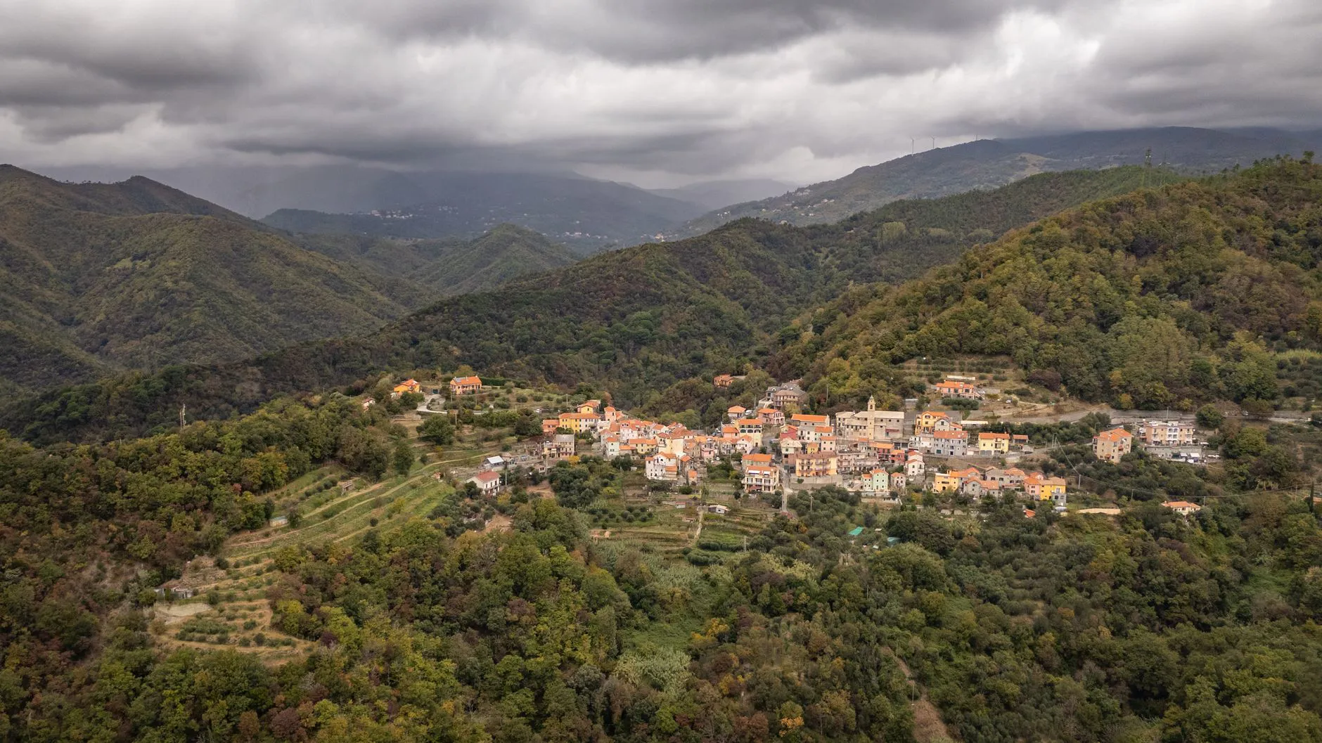 Trekking Monte Carmo nel Loanese: dalla faggeta al Mar Ligure